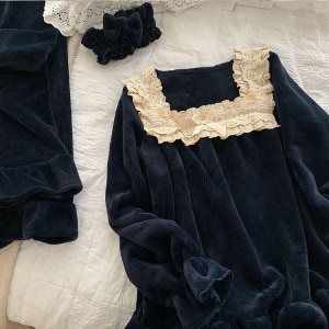 Conjunto de pijama vintage con encaje negro sobre la cama