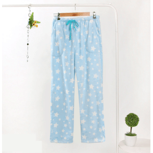Pantalón de pijama de vellón azul pastel para mujer con fondo blanco