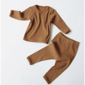 Pijama de niño de dos piezas de algodón marrón con fondo blanco