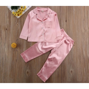 Pijama de dos piezas de satén rosa
