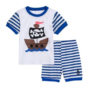 Camiseta y pantalón corto de pijama azul y blanco con diseño de barco pirata para niños