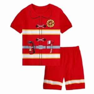 Camiseta de pijama roja de niño a la moda y pantalones cortos de bombero