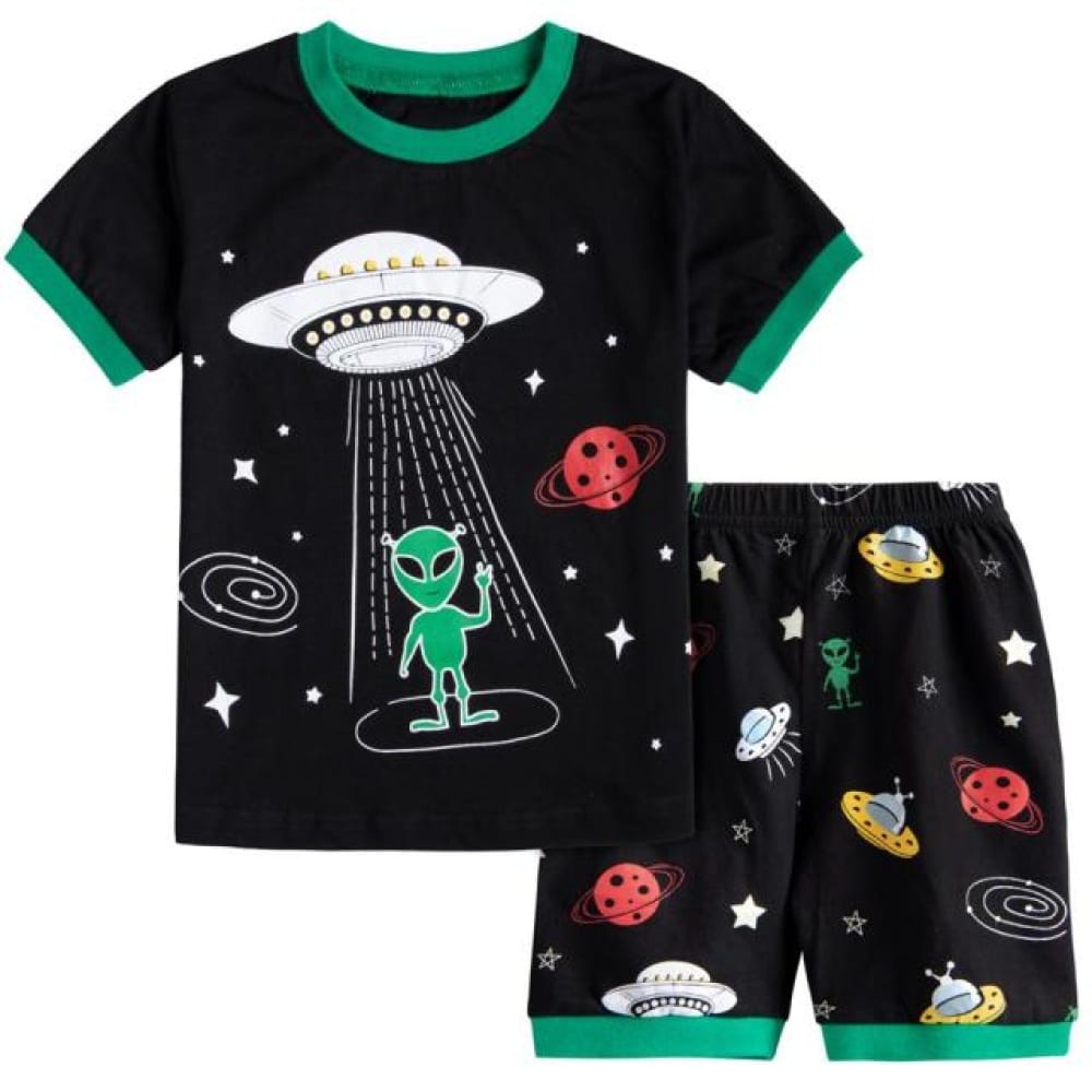 Polo de pijama y pantalón corto con estampado de galaxias negras y verdes