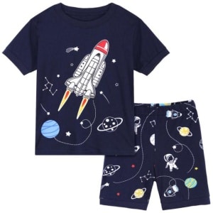 Pijama de niño azul cohete con camiseta y pantalón corto