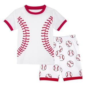 Pantalones cortos de béisbol rojos y blancos y camiseta polo a la moda