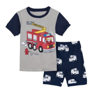 Pijama camiseta polo y pantalón corto gris y azul con estampado de camión de bomberos de moda
