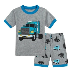 Pijama polo y pantalón corto gris con diseño de camión