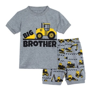 Pijama polo y pantalón corto gris con dibujo de tractor