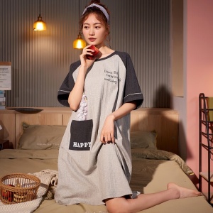 Pijama de algodón con inscripción HAPPY llevado por una mujer