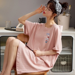 Pijama de verano de algodón de manga corta que lleva una mujer sentada en una silla en una casa