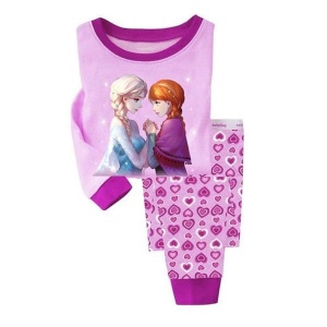 Pijama con un estampado de Anna y Elsa de la Reina de las Nieves mirándose y cogidas de la mano. En los pantalones, los dibujos son pequeños corazones de varios colores. El pijama es de color rosa. Es un pijama de manga larga y pantalón largo.