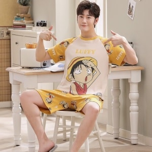 Conjunto de camiseta y pantalón corto de verano con estampado de Luffy de alta calidad que lleva un hombre sentado en una silla en una casa