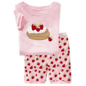 Pijama de verano camiseta y pantalón corto rosa con estampado de fresas rojas a la moda