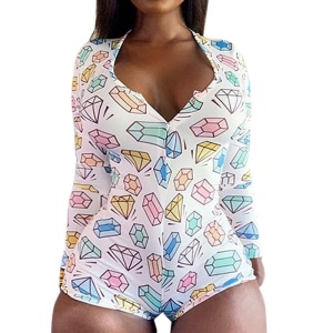 Pijama onesie sexy de cristal para mujer llevado por una mujer