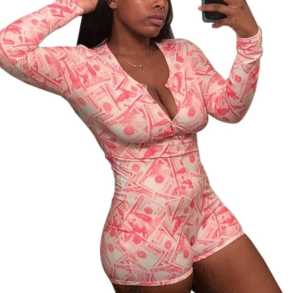 Sexy pijama de tirantes plateado para mujer llevado por una mujer de muy alta calidad