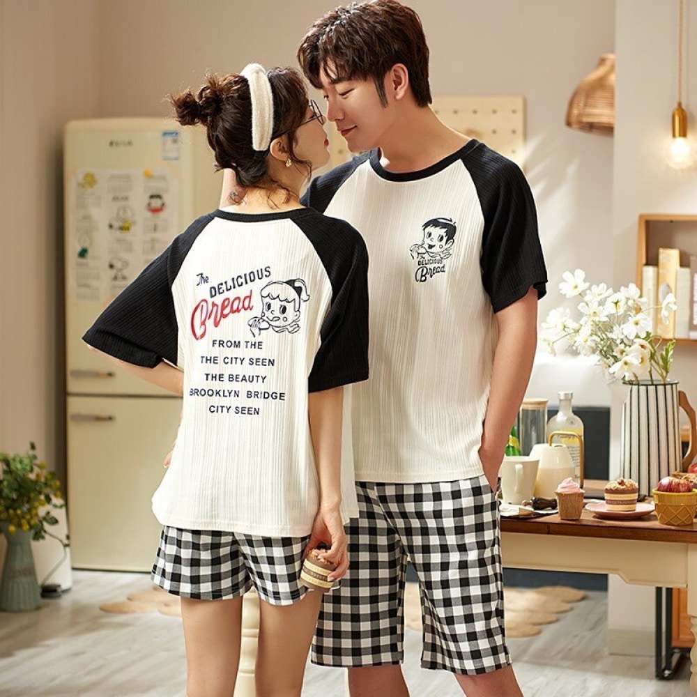 Camiseta de dos piezas y pantalón corto de cuadros de algodón que lleva una pareja en una casa de moda