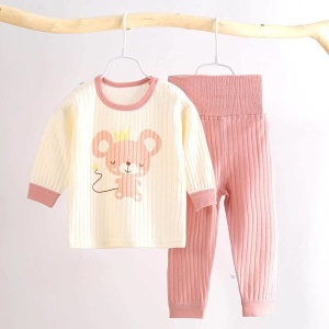 Conjunto de pijama de algodón con un moderno dibujo de ratón rosa en un cinturón