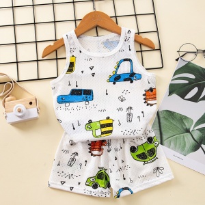 Conjunto de pijama de verano infantil blanco de moda con motivo de coche en un cinturón