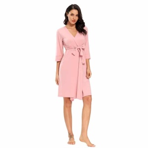 Pijama premamá de algodón rosa para mujer llevado por una mujer a la moda
