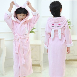 Pijama de conejita de algodón rosa de alta calidad para niñas que lleva una niña en una casa