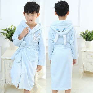 Pijama infantil de conejito de algodón azul que lleva un niño en una casa