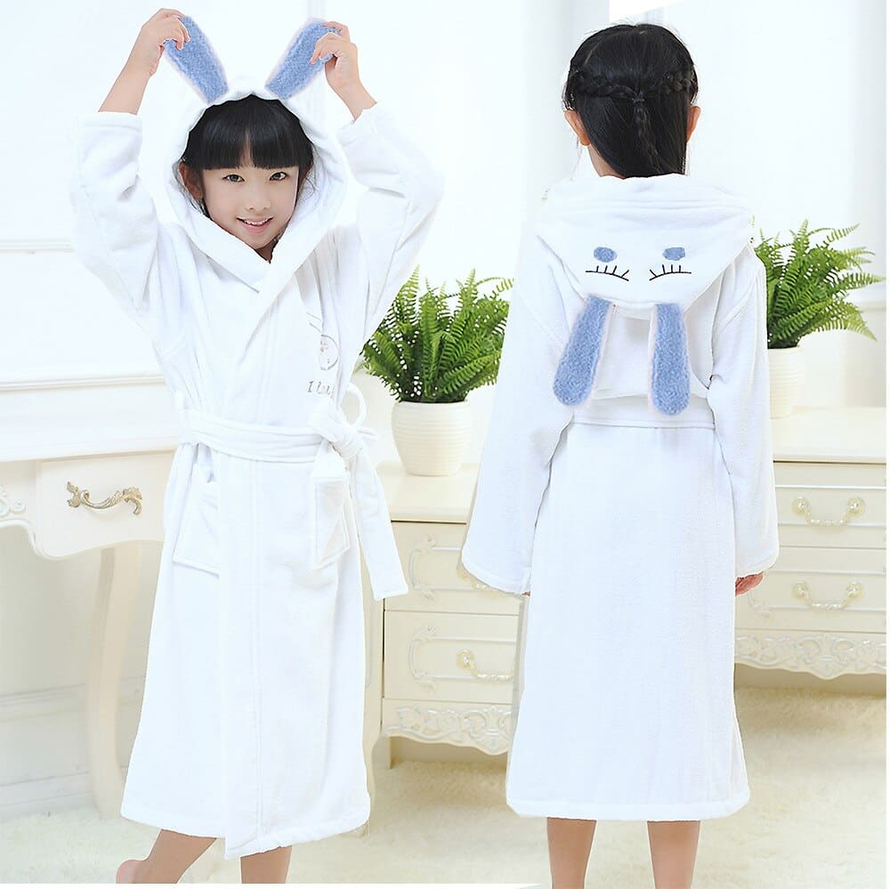 Pijama de conejito de algodón blanco de alta calidad para niños que lleva una niña en una casa