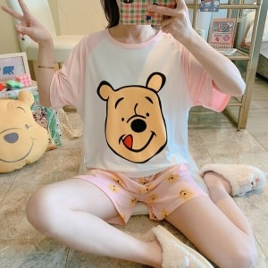 Pijama de verano de moda con camiseta y pantalón corto de Winnie llevado por una mujer