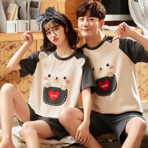 Camiseta de algodón de dos piezas y pantalones cortos de oso que lleva una pareja sentada en una silla en una casa