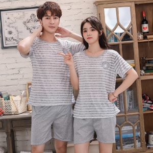 Pijama de dos piezas, camiseta blanca de rayas grises y pantalón corto gris para parejas a la moda