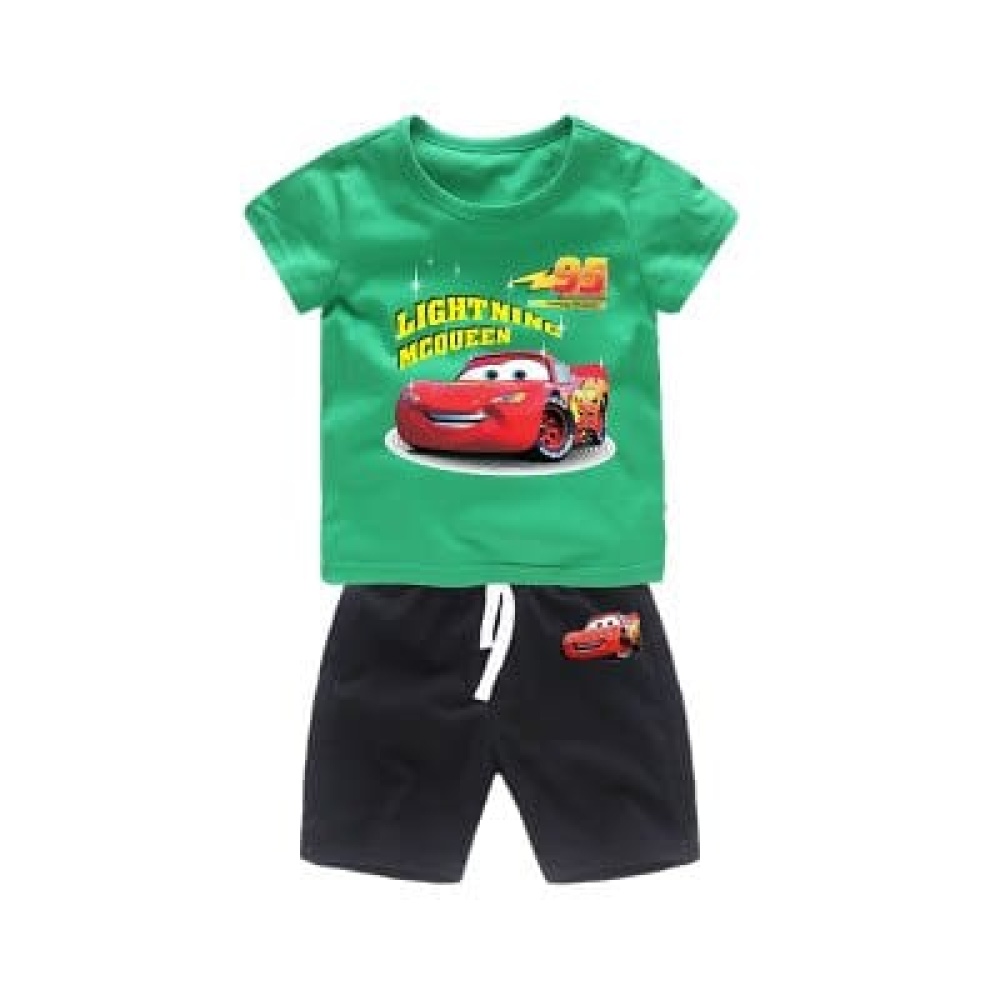 Conjunto de pijama de dos piezas con camiseta verde y pantalón corto negro con motivo de coche de muy alta calidad