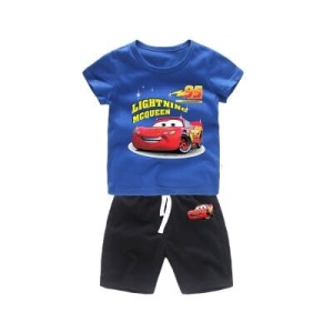 Conjunto de pijama de dos piezas con camiseta azul y pantalón corto negro con motivo de coche de muy alta calidad