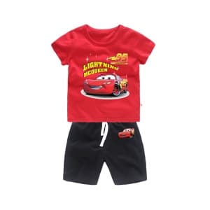 Pijama de dos piezas con camiseta roja y pantalón corto negro con motivo de coche de moda en algodón
