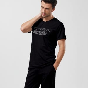 Pijama de dos piezas de algodón negro para hombre, llevado por un hombre a la moda