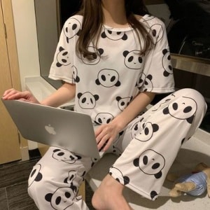 Pijama de dos piezas con mangas cortas, motivo panda blanco y negro, llevado por una mujer
