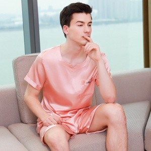 Pijama de satén rosa para hombre. Se trata de un conjunto de pijama que incluye pantalón corto y camiseta de satén