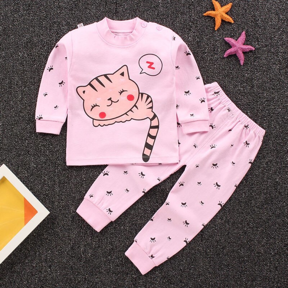 Conjunto de pijama de niña de dos piezas de algodón de gato sobre una alfombra de moda