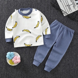 Pijama de algodón con estampado de plátanos para niños en una alfombra de moda de muy alta calidad