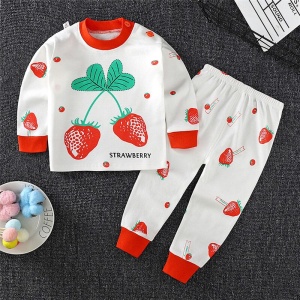 Pijama de algodón de fresa para niños sobre una alfombra de muy alta calidad