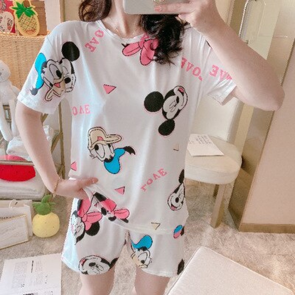 Pijama de seda de manga corta de Mickey y Donald que lleva una mujer haciéndose una foto en una casa