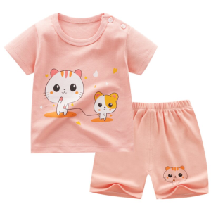 Pijama de verano de niña a la moda con camiseta y pantalón corto con estampado de gato rosa