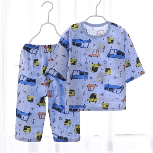 Pijama de verano de algodón azul-gris con estampado de coches para niños en un cinturón