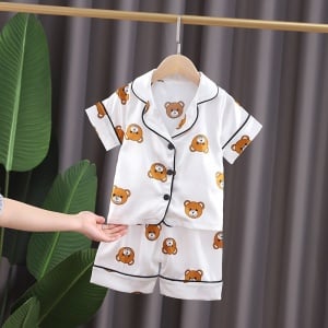 Pijama de verano de algodón blanco con estampado de osos para niños con cinturón en una casa