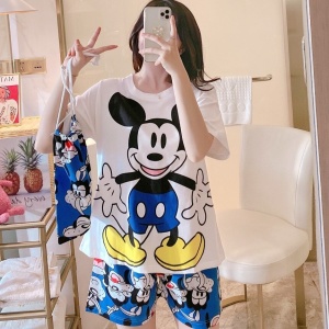 Conjunto de pijama de verano de satén estampado de Mickey Mouse que lleva una mujer en una casa