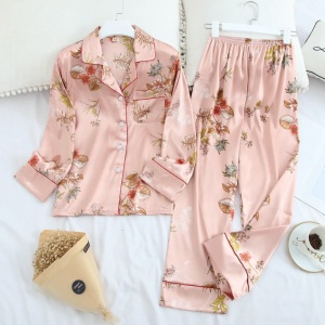 Pijama rosa de dos piezas con mangas largas y cuello doblado con estampado floral, de muy alta calidad