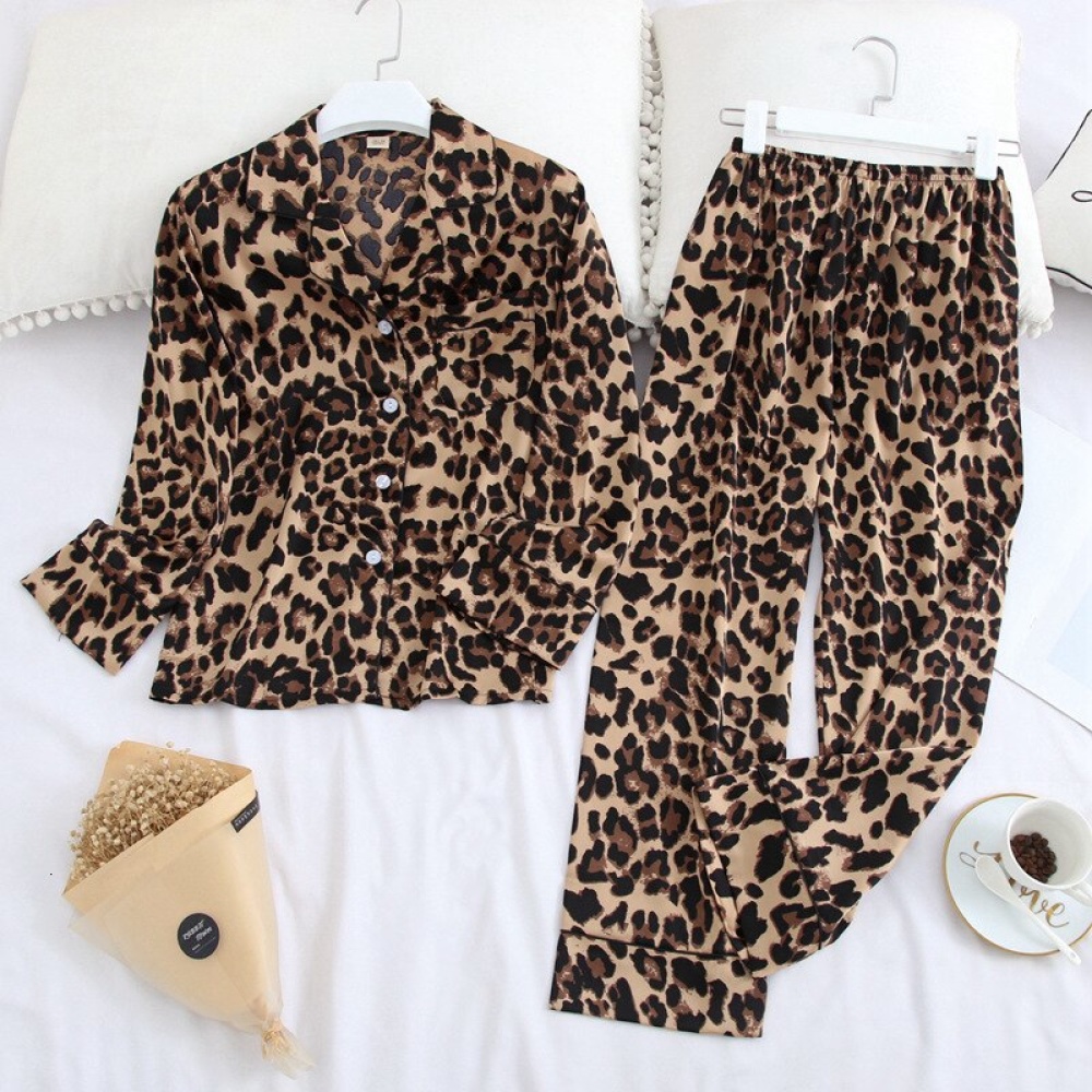 Pijama de dos piezas con mangas largas y un moderno cuello con estampado de leopardo sobre un cinturón