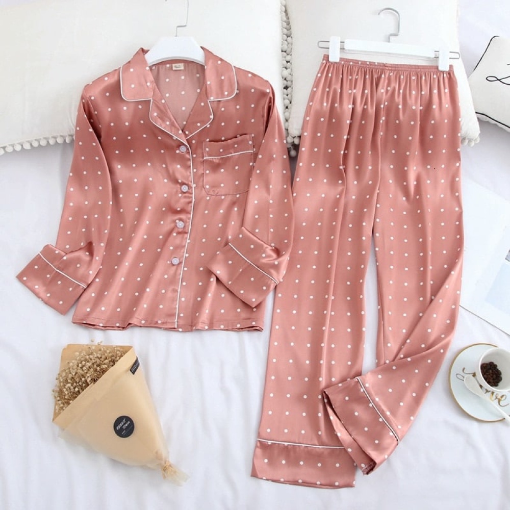 Pijama de dos piezas en rosa con lunares blancos y mangas largas con un moderno cuello doblado sobre un cinturón