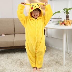 Pijama infantil amarillo de pikachu llevado por un niño pequeño