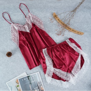 Sexy conjunto de pijama sin mangas de satén rojo para mujeres a la moda con revistas a los lados