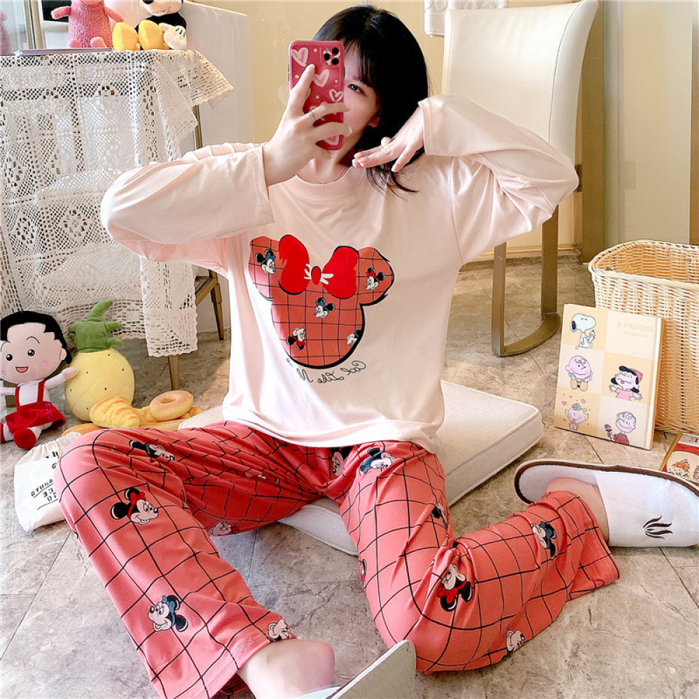 Pijama de dos piezas de algodón con mangas largas y diseño de Minnie Mouse con una niña vestida con el pijama y un fondo de una habitación con animales de peluche