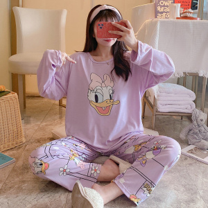 Pijama de algodón de manga larga con estampado de margaritas con una niña vestida con el pijama y un fondo de comedor